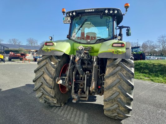 Tracteur agricole Claas AXION 810 CEBIS