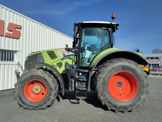 Tracteur agricole Claas AXION 810 CEBIS