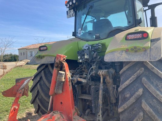 Tracteur agricole Claas AXION 800 CEBIS