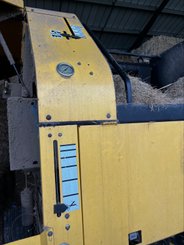 Presse à balles rondes New Holland BR 740 - 9