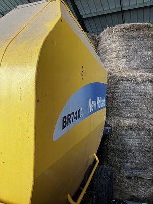 Presse à balles rondes New Holland BR 740