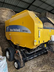Presse à balles rondes New Holland BR 740 - 1