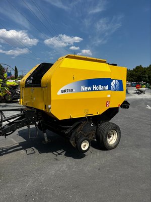Presse à balles rondes New Holland BR 740