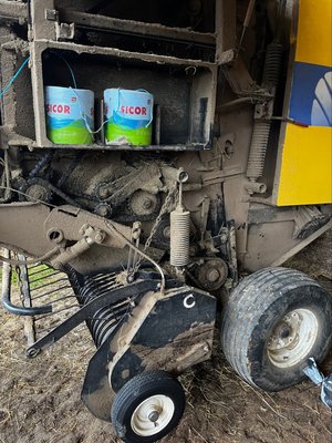 Presse à balles rondes New Holland BR 740