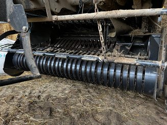 Presse à balles rondes New Holland BR 740 - 4
