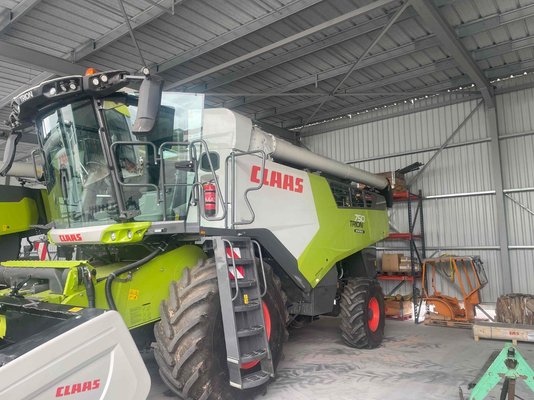 Moissonneuse batteuse - TRION 750 MONTANA