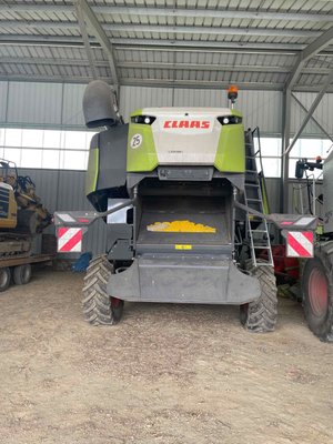 Moissonneuse batteuse Claas TRION 750 MONTANA