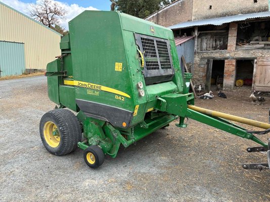 Presse à balles rondes John Deere 842 HiFlow