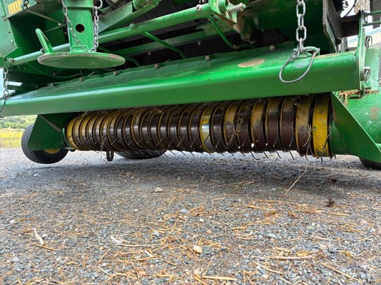 Presse à balles rondes John Deere 842 HiFlow