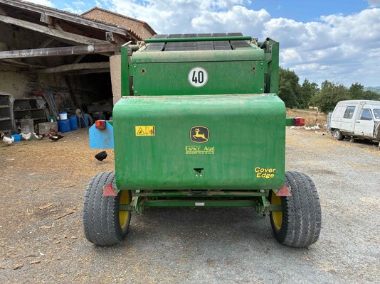 Presse à balles rondes John Deere 842 HiFlow