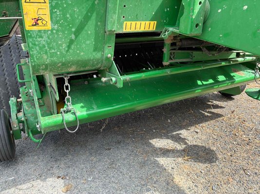 Presse à balles rondes John Deere 842 HiFlow