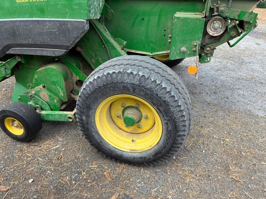 Presse à balles rondes John Deere 842 HiFlow