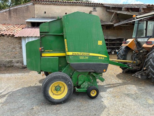 Presse à balles rondes John Deere 842 HiFlow