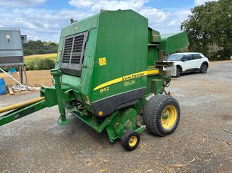 Presse à balles rondes John Deere 842 HiFlow - 1